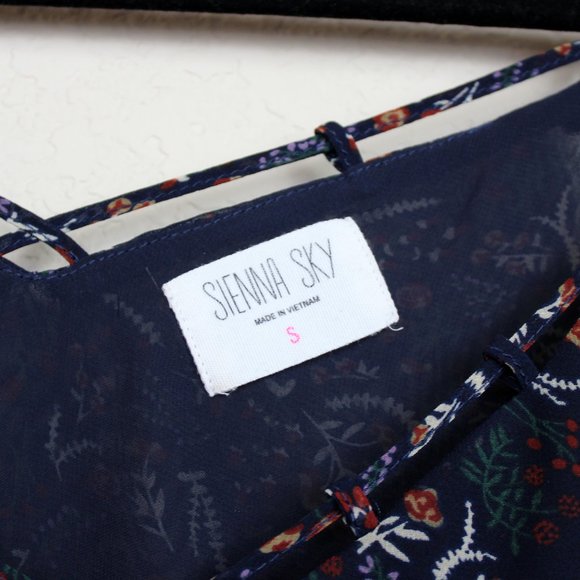 ✨ Closet Refresh - Sienna Sky Navy Floral Tank Top - Picture 2 of 4